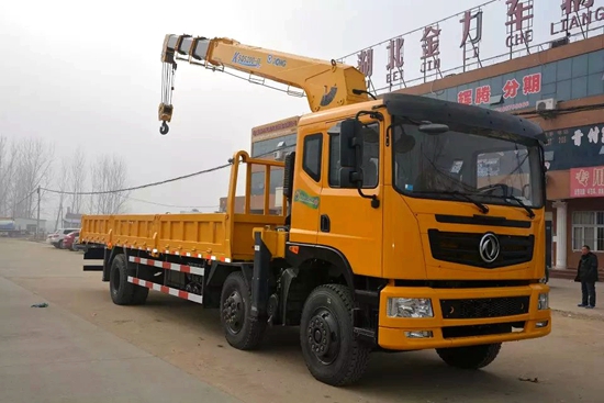 東風新款小三軸隨車吊