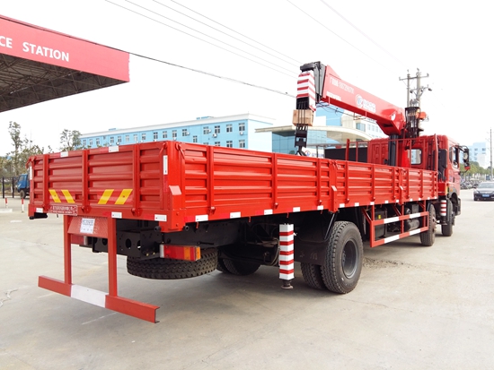 東風(fēng)新款小三軸隨車(chē)吊