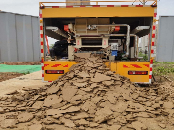 東風(fēng)天錦新型污泥處理車