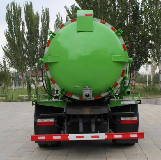 東風多利卡8立方吸污車